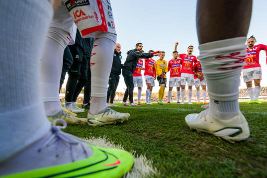 Degerfors spelare samlas
