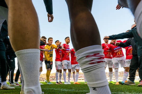 Degerfors spelare samlas