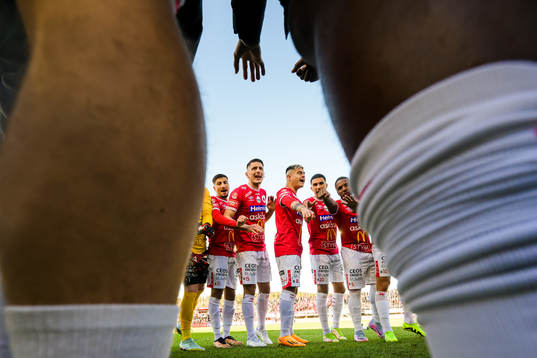 Degerfors Seid Korac och spelare samlas