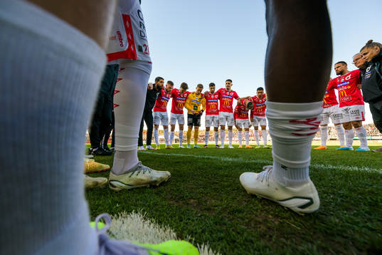 Degerfors spelare samlas