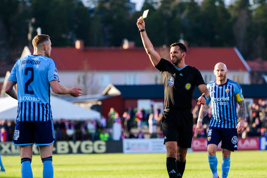 Domare Granit Maqedonci ger gult kort till Djurgårdens