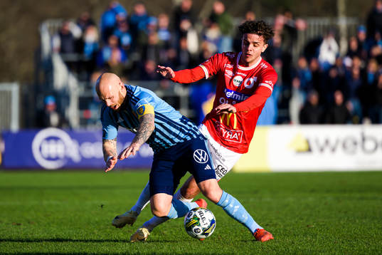 Djurgårdens Magnus Eriksson och Degerfors Justin Salmon