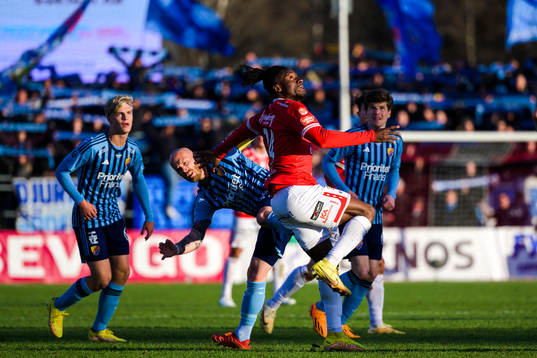 Djurgårdens Magnus Eriksson och Degerfors Fortune Akpan