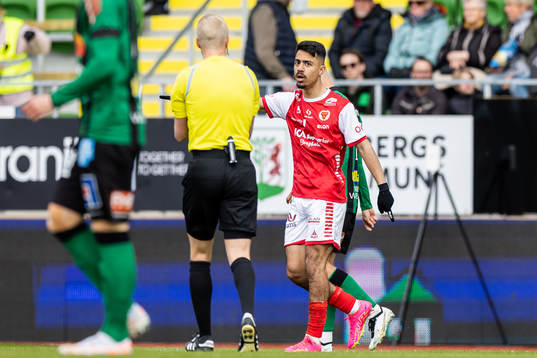 Kalmars Arash Motaraghebjafarpour reagerar mot domaren