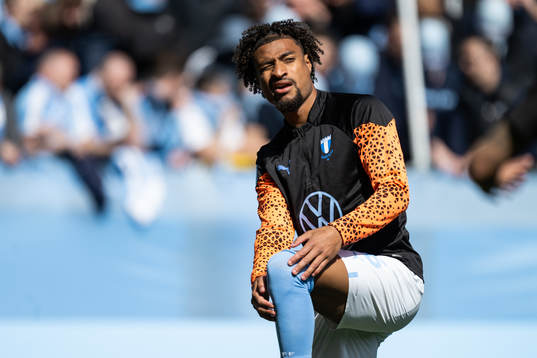 Malmö FFs Joseph Ceesay värmer upp