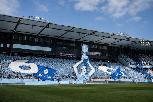 Malmö FFs supportrar med ett tifo föeställande Krister