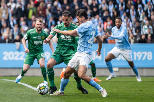 Hammarbys Loret Sadiku och Malmö FFs Stefano Vecchia