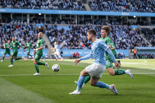 Malmö FFs Gabriel Busanello och Hammarbys August Mikkelsen