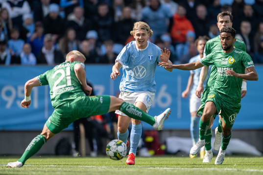 Malmö FFs Sebastian Nanasi mot Hammarbys Simon Strand och