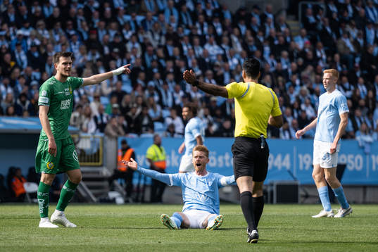 Malmö FFs Anders Christiansen reagerar mot ett domslut