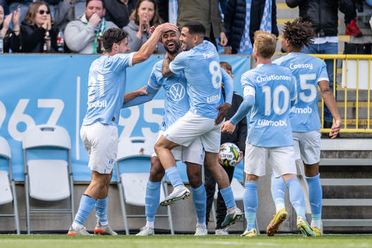 Malmö FFs Isaac Kiese Thelin jublar med Stefano Vecchia
