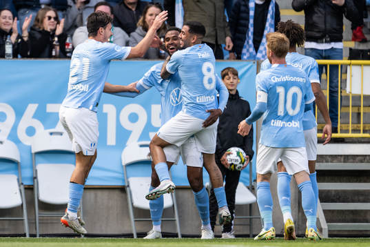 Malmö FFs Isaac Kiese Thelin jublar med Stefano Vecchia