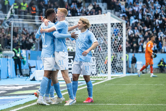 Malmö FFs Isaac Kiese Thelin jublar med lagkamrater
