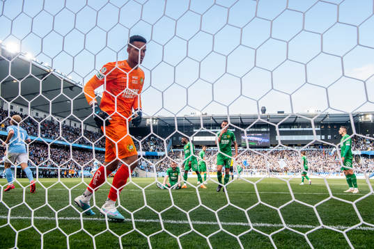Hammarbys målvakt Oliver Dovin deppar