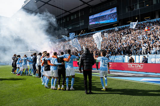 Malmö FFs spelare jublar framför klacken