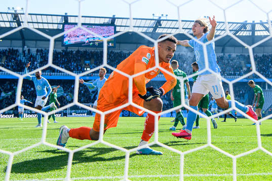 Malmö FFs Sebastian Nanasi jublar samtidigt som Hammarbys