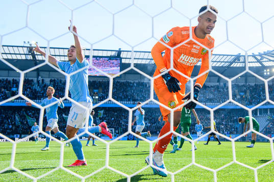 Malmö FFs Sebastian Nanasi jublar samtidigt som Hammarbys
