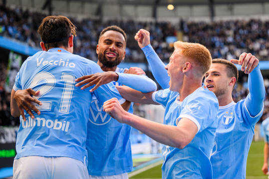 Malmö FFs Stefano Vecchia jublar med Isaac Kiese Thelin,