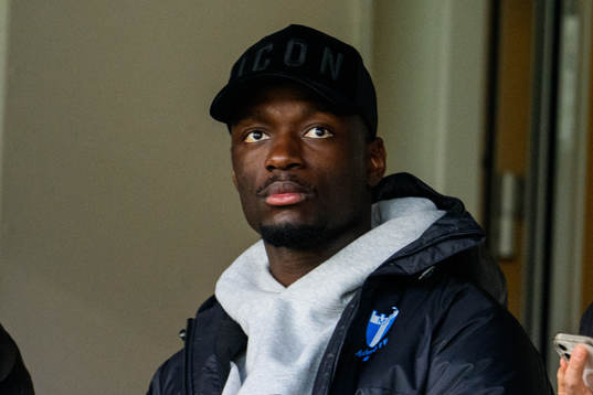 Målvakt Ismael Diawara på läktaren