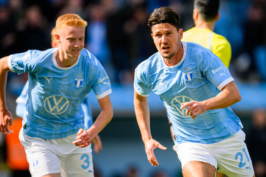 Malmö FFs Stefano Vecchia jublar med Hugo Larsson