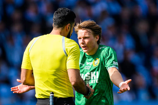 Hammarbys August Mikkelsen i diskussion med domare Mohammed