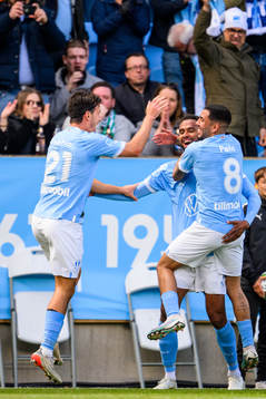 Malmö FFs Sergio Pena och Stefano Vecchia kramar om Isaac