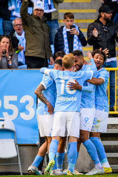 Malmö FFs spelare kramar om Isaac Kiese Thelin
