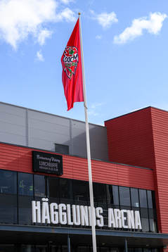 Modoflagga utanför Hägglunds Arena