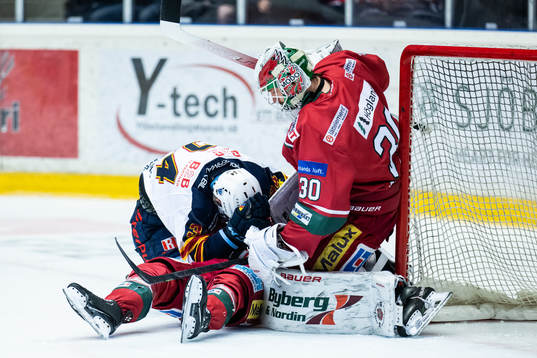 Djurgårdens Daniel Brodin mot Modos August Berg och