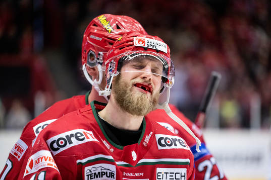 Modos Josef Ingman blöder från munnen