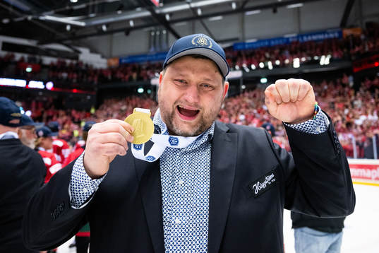 Modos tränare Mattias Karlin jublar