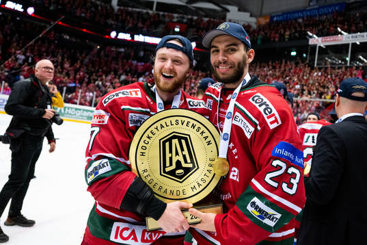 Modos Riley Woods och Josh Dickinson jublar