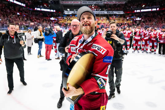 Modos Josef Ingman jublar med pokalen
