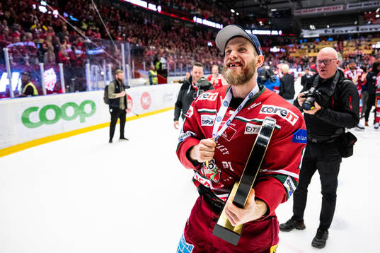 Modos Josef Ingman jublar med pokalen