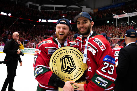 Modos Riley Woods och Josh Dickinson jublar