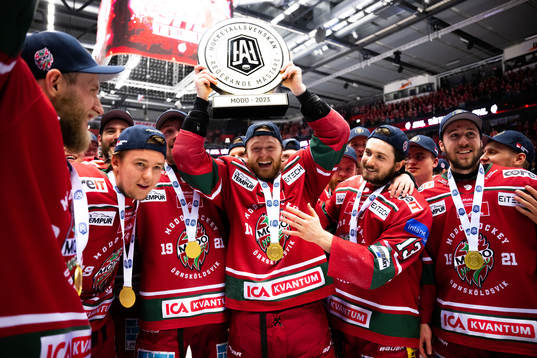 Modo och Riley Woods jublar