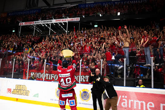 Modos David Bernhardt jublar mot publiken