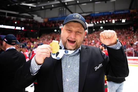 Modos tränare Mattias Karlin jublar