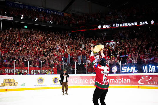 Modos Daniel Brickley jublar mot publiken