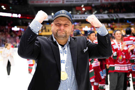 Modos tränare Mattias Karlin jublar