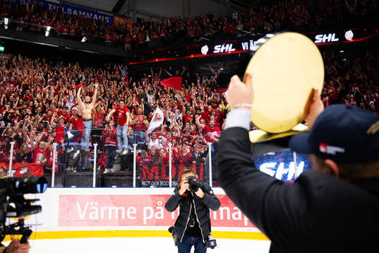 Modos tränare Mattias Karlin jublar mot publiken