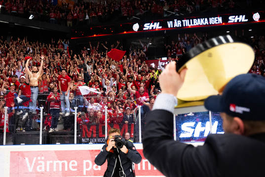 Modos tränare Mattias Karlin jublar mot publiken