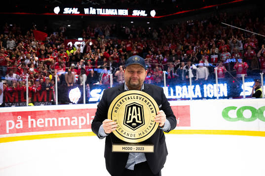 Modos tränare Mattias Karlin med pokalen
