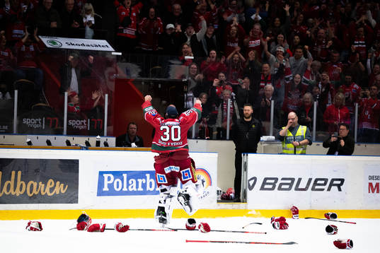 Modos målvakt Kristers Gudlevskis jublar