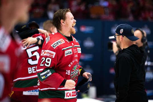 Modos Mikkel Aagaard jublar