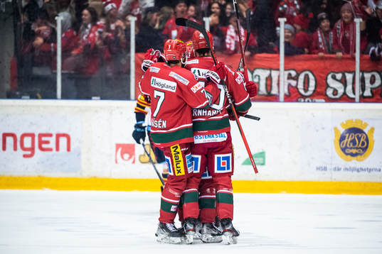 Modos Oscar Pettersson jublar med lagkamrater