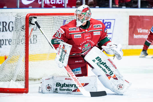 Modos målvakt Kristers Gudlevskis värmer upp