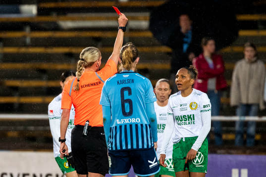 Hammarbys Madelen Janogy får rött kort