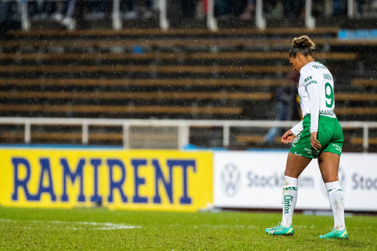 Hammarbys Madelen Janogy lämnar planen