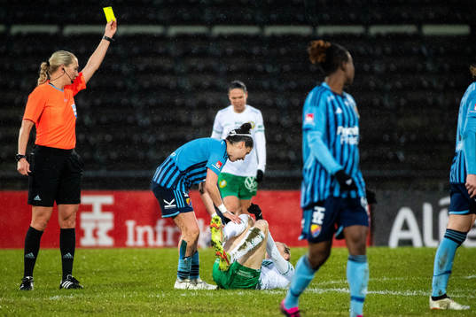Domare Tess Olofsson tilldelar Djurgårdens Hayley Dowd